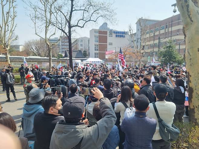 Pro-Yoon Suk Yeol protesters gather around to listen to a livestream of the Constitutional Court's ruling on Yoon's impeachment near Anguk Station in central Seoul on Apr. 4. [KIM MIN-YOUNG]