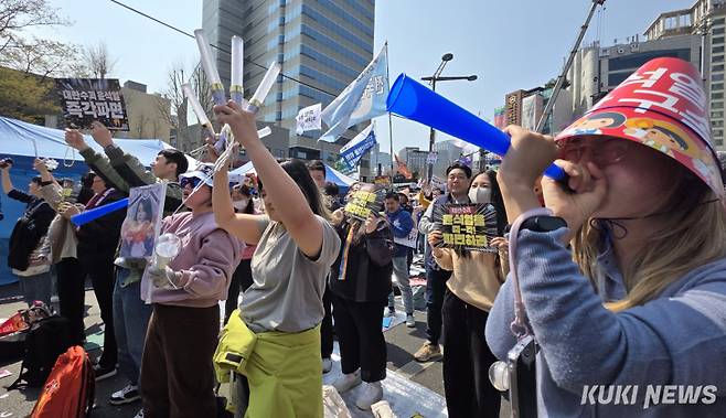 '윤석열 파면…환호하는 시민들'4일 오전 헌법재판소가 윤석열 대통령 파면을 결정하자 안국동에 모인 시민들이&nbsp; 부부젤라를 불며 환호하고 있다.