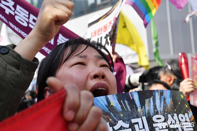 12·3 비상계엄 사태를 일으켜 헌정질서를 파괴한 윤석열 전 대통령이 4일 임기 2년11개월 만에 대통령직에서 파면됐다. 위헌적인 비상계엄 선포 122일 만, 국회에서 탄핵소추안이 가결된 지 111일 만이다. 박근혜 전 대통령에 이은 헌정사 두 번째 대통령 파면이다.