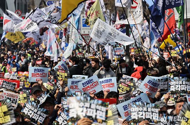 헌법재판소가 윤석열 전 대통령에 대해 파면을 선고하자, 안국동 일대에서 탄핵을 촉구하며 자리를 지키던 시민들은 일제히 환호성을 지르며 서로를 끌어안고 기쁨을 나눴다. 곽경근 대기자