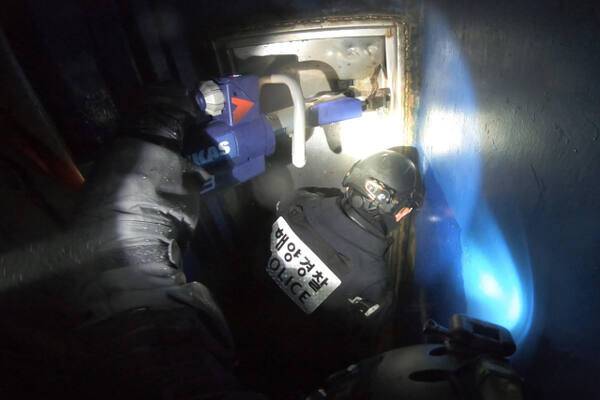 중부지방해양경찰청 서해5도 특별경비단이 불법 조업을 하던 중국 어선에 탑승, 작전을 수행하고 있다. 서해5도 특별경비단 제공