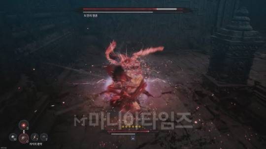 '퍼스트 버서커: 카잔' 인게임 화면. 게임을 진행하다 보면 중간마다 도전의 원혼을 불러낼 수 있다. 도전의 원혼을 쓰러뜨리면 조력자를 호출하거나 성장시킬 수 있는 자원을 얻을 수 있다.