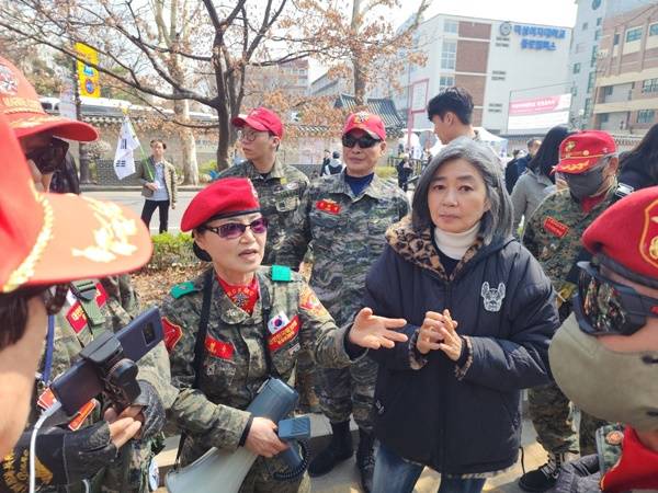 ▲ 4일 오전 윤석열 파면 선고 직후 허탈해하는 윤석열 지지들의 모습. 김행 전 한국양성평등교육진흥원장(오른쪽)의 모습도 보인다. 사진=장슬기 기자
