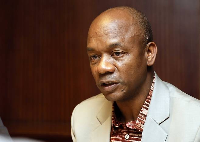 둘라예 콘 게이츠 재단 이사가 매일경제와 인터뷰하면서 저개발 국가 위생 개선을 위한 가정용 하수처리 시설(HRT) 개발 필요성에 대해 얘기하고 있다. [김호영 기자]