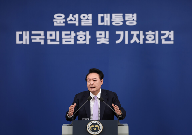 윤석열 대통령이 지난해 11월 7일 김건희 여사 리스크 등과 관련해 대국민담화를 열고 언론 질문에 답변하고 있다. [사진출처=연합뉴스]