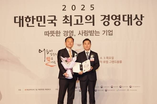 지난 3일 서울 중구 더 플라자 호텔에서 열린 매경미디어그룹 주최  ‘2025 대한민국 최고의 경영대상’에서 유준원 상상인그룹 대표의 사회공헌 경영 부문 고용노동부 장관상을 대리 수상한 이민식 상상인 대표. [사진=상상인그룹]