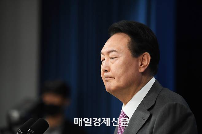 윤석열 전 대통령이 4일 헌법재판소의 파면 결정으로 대통령직에서 물러났다. 사진은 윤 전 대통령이 2022년 8월 서울 용산 대통령실 브리핑룸에서 열린 취임 100일 기자회견에서 기자들의 질문을 들으며 눈을 감고 생각에 잠겨 있는 모습. [이승환 기자]