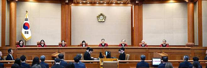 4일 서울 종로구 헌법재판소 대심판정에서 윤석열 대통령 탄핵심판 선고 기일이 진행되고 있다. [사진공동취재단]