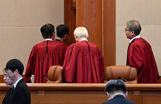 문형배 헌법재판소장 직무대행을 비롯한 재판관들이 4일 오전 서울 종로구 헌법재판소 대심판정에서 윤석열 대통령 탄핵심판 인용 결정을 선고 한 뒤 법정을 나가고 있다. [사진공동취재단]