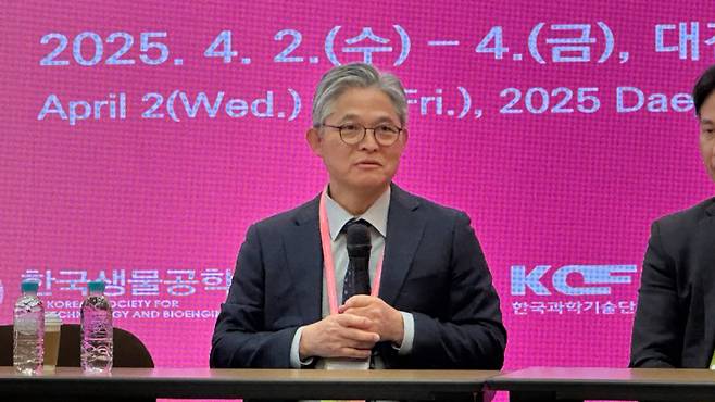 조한중 미국 에머리대 의생명공학과 석좌교수는 3일 대전 유성구 대전컨벤션센터에서 열린 '2025 한국생물공학회 춘계학술발표대회 및 국제심포지엄' 기자간담회에서 설명하고 있다. /사진=한국생물공학회