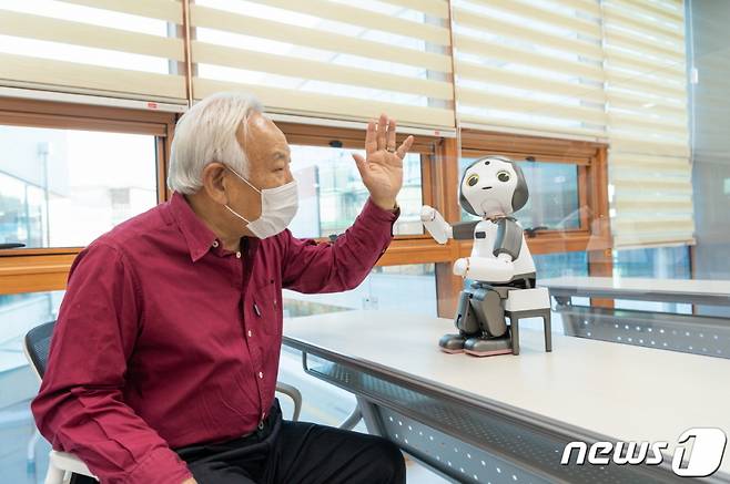 인공지능 ‘리쿠’는 어르신들에게 모바일 메신저앱 활용법 등을 교육하는 맞춤형 디지털 교육 로봇이다. 양천구내 어르신 복지관 3개소에서 어르신 디지털 교육을 맡았다. 2020.11.6/사진=뉴스1(양천구청 제공)