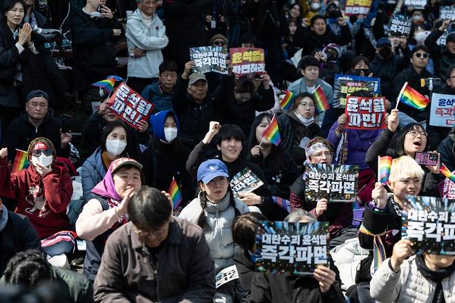 윤석열 대통령 탄핵안 선고일인 4일 오전 서울 종로구 안국역 인근에서 열린 탄핵 촉구 집회 참가자들이 탄핵이 인용되자 기뻐하고 있다./사진=뉴스1.