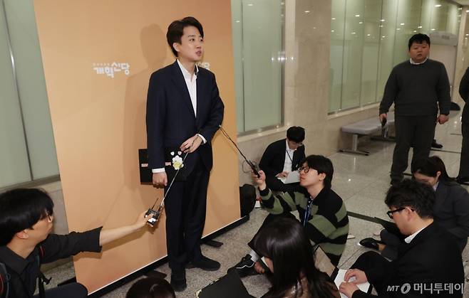 [서울=뉴시스] 조성봉 기자= 개혁신당 대선후보인 이준석 의원이 4일 오후 서울 여의도 국회에서 조기 대선에 대한 입장 발표를 하고 있다. 2025.04.04. suncho21@newsis.com /사진=조성봉