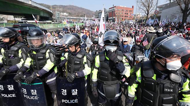 윤석열 대통령의 탄핵 심판 선고일인 4일 서울 용산구 한남동 대통령 관저 앞에서 경찰기동대가 경계근무를 서고 있다./사진=뉴스1