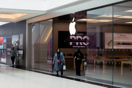 미국의 상호관세 시행이 되면서 아이폰 가격이 급등할 것이란 전망이 나온 가운데 3일 미국 펜실베이니아의 한 애플 매장에 고객들이 드나들고 있다. 로이터 연합뉴스