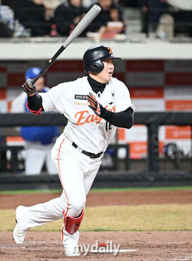 17일 오후 대전광역시 부사동 대전 한화생명볼파크에서 진행된 '2025 프로야구 KBO리그' 한화 이글스와 삼성 라이온즈의 시범경기. 한화 하주석이 4회말 1사 1,2루서 1타점 적시타를 치고 있다./마이데일리