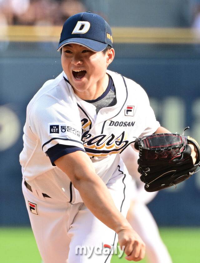 2024년 9월 1일 서울 잠실구장에서 '2024 신한 SOL Bank KBO리그, 롯데 자이언츠와 두산 베어스의 경기가 열렸다. 두산 최지강이 8회초 역투하고 있다./마이데일리