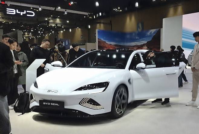 일산 킨텍스 제1전시장에서 열린 2025 서울모빌리티쇼에 BYD 중형 전기 세단 ‘BYD 씰’ 이 전시돼 있다. 김성우 기자