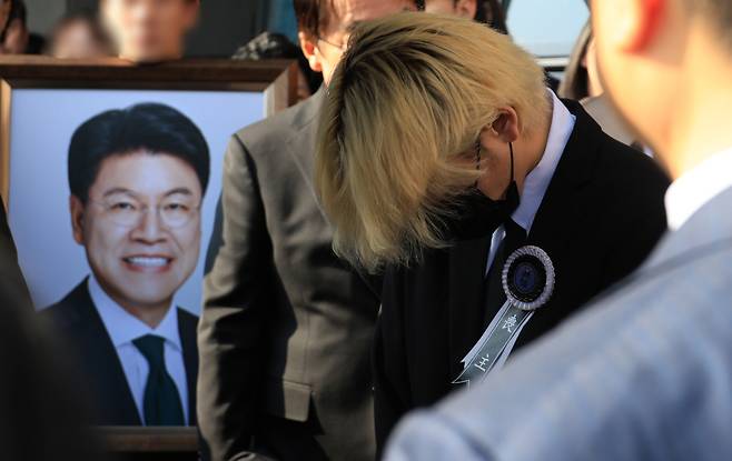 장제원 전 국회의원의 발인식이 열린 4일 오전 부산 해운대구 해운대백병원 장례식장에서 아들 노엘이 아버지 영정사진 앞에서 고개를 숙인 채 슬픔에 잠겨 있다. [연합]