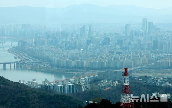 [서울=뉴시스] 김진아 기자 = 사진은 3일 서울 압구정·성수동 일대. 2025.04.03. bluesoda@newsis.com