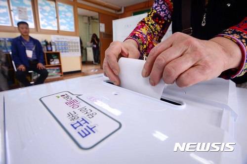 [서울=뉴시스]전신 기자 = 19대 대선 투표일인 9일 서울 종로구 재동초등학교에 마련된 가회동 투표소에서 유권자들이 투표를 하고 있다. 2017.05.09. photo1006@newsis.com