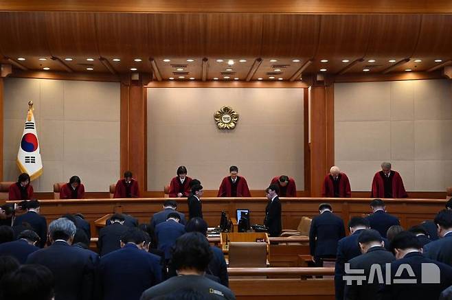 [서울=뉴시스] 사진공동취재단 = 문형배 헌법재판소장 권한대행 등이 4일 서울 종로구 헌법재판소에서 열린 윤석열 대통령의 탄핵심판 선고기일에 참석하고 있다. 2025.04.04. photo@newsis.com