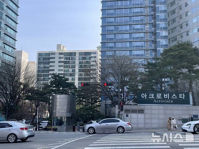 [서울=뉴시스] 최은수 기자=헌법재판소가 윤석열 대통령의 파면 결정을 내린 4일 오전, 서울 서초구 윤 대통령 자택인 아크로비스타 전경.2025.04.04