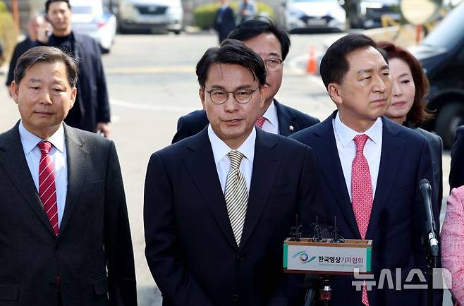 [서울=뉴시스] 사진공동취재단 = 윤석열 대통령의 탄핵심판 선고일인 4일 서울 종로구 헌법재판소에서 윤상현 국민의힘 의원이 심판정으로 들어서기 앞서 발언하고 있다. 2025.04.04. photo@newsis.com