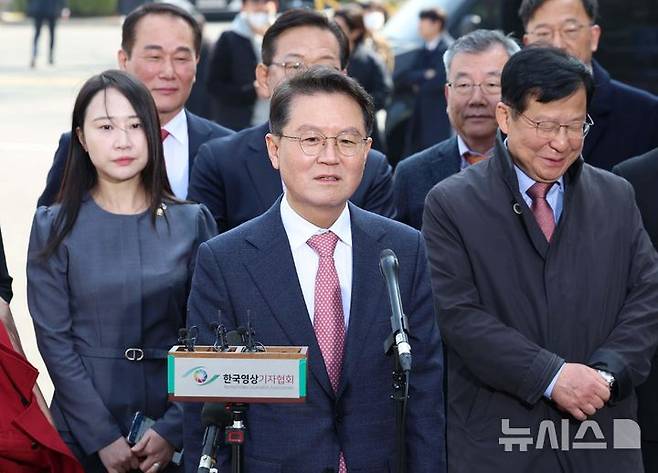 [서울=뉴시스] 사진공동취재단 = 윤석열 대통령의 탄핵심판 선고일인 4일 서울 종로구 헌법재판소에서 윤 대통령 측 대리인단 윤갑근 변호사 등이 심판정으로 들어서기 앞서 발언하고 있다. 2025.04.04. photo@newsis.com