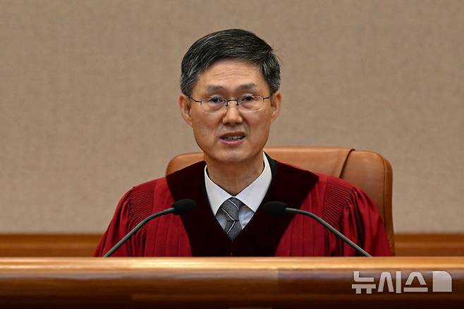 [서울=뉴시스] 사진공동취재단 = 문형배 헌법재판소장 직무대행이 4일 오전 서울 종로구 헌법재판소 대심판정에서 윤석열 대통령 탄핵심판 인용 결정문을 낭독하고 있다. 2025.04.04. photo@newsis.com