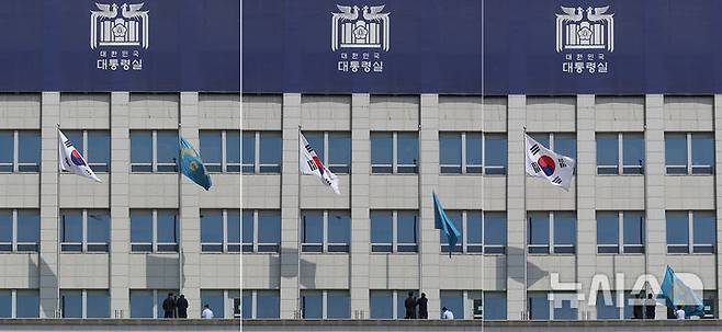 [서울=뉴시스] 조수정 기자 = 헌법재판소가 윤석열 대통령의 탄핵사건에 대해 인용을 선고한 4일 서울 용산 대통령실 청사에서 관계자들이 봉황기를 하기하고 있다. 2025.04.04. chocrystal@newsis.com