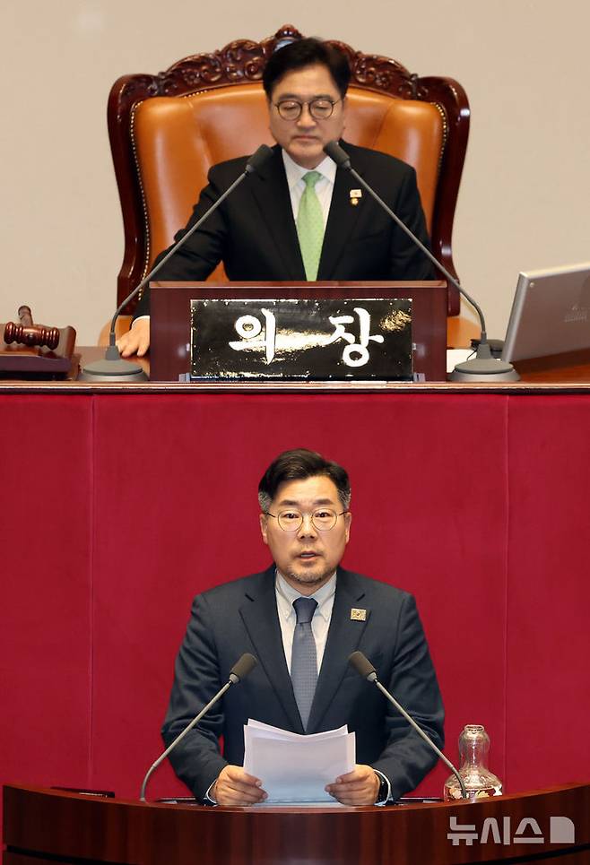 [서울=뉴시스] 고승민 기자 = 박찬대 더불어민주당 원내대표가 4일 서울 여의도 국회에서 열린 제424회국회(임시회) 제1차 본회의에서 12.3 윤석열 비상계엄을 해제한 대한민국 국민께 드리는 감사문에 대한 수정안의 제안설명을 하고 있다. 2025.04.04. kkssmm99@newsis.com