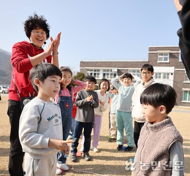 운동장에서 전래놀이를 활용한 야외활동이 진행되고 있다.