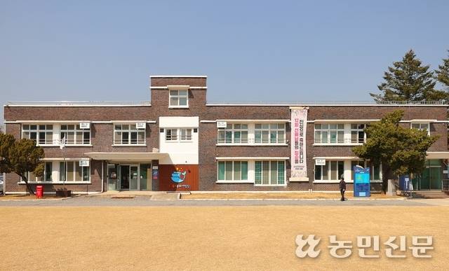 1998년 폐교한 금곡초등학교를 재단장한 별난독서문화체험장.