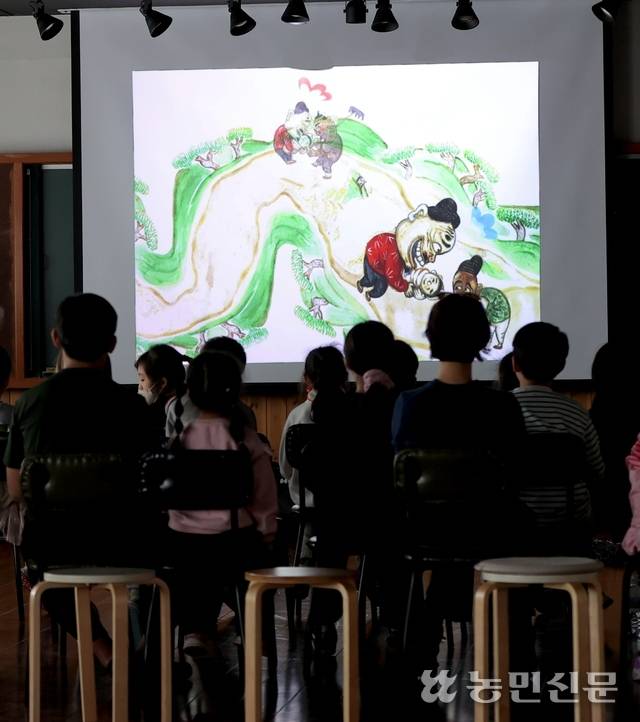 공연을 즐기듯 그림책을 보며 독서의 재미를 느낄 수 있다.