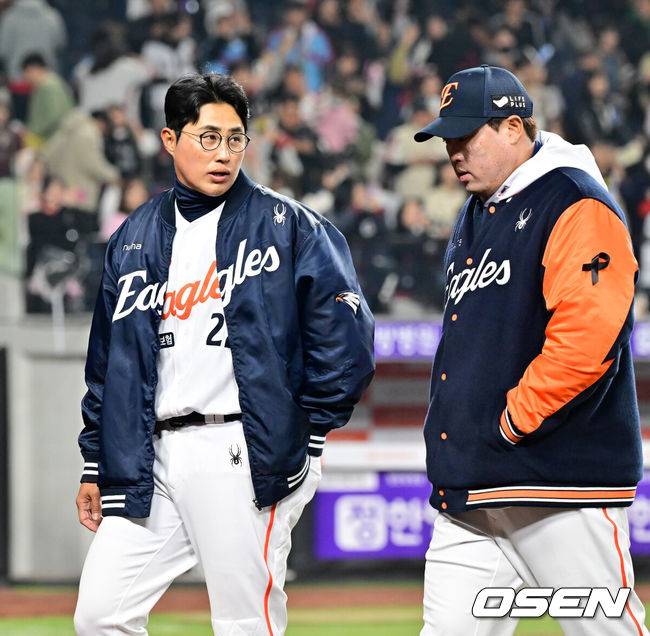 [OSEN=대전, 민경훈 기자] 3일 오후 대전한화생명볼파크에서 ‘2025 신한 SOL Bank KBO리그’ 한화 이글스와 롯데 자이언츠의 경기가 열렸다.이 경기에서 롯데는 한화에 4-2로 승리했다. 롯데 레이예스가 8회 결승 2루타 포함 3안타 맹타를 휘둘렀고, 2년차 유격수 이호준이 2루타와 3루타로 멀티 장타를 치며 스타 탄생을 알렸다.&nbsp;경기를 마치고 한화 채은성과 류현진이 덕아웃으로 향하고 있다. 2025.04.03 / rumi@osen.co.kr