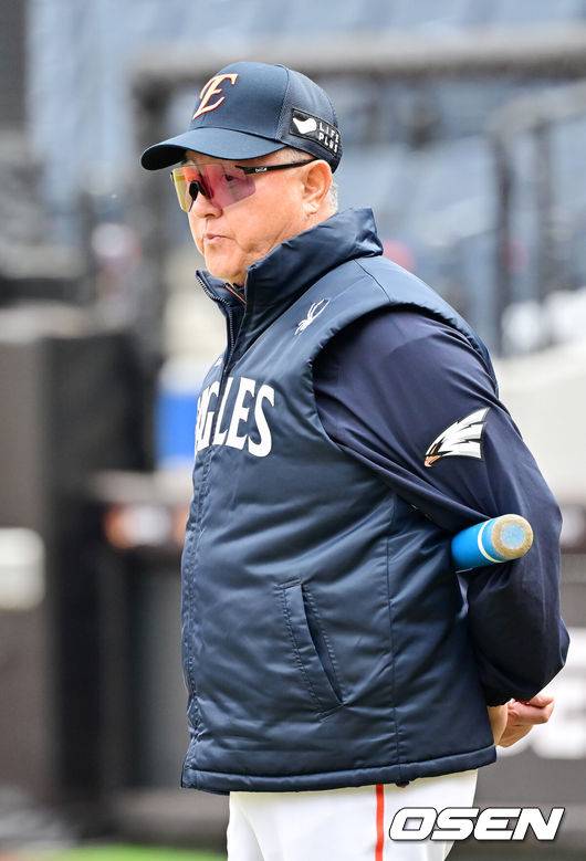 [OSEN=대전, 민경훈 기자] 3일 오후 대전한화생명볼파크에서 ‘2025 신한 SOL Bank KBO리그’ 한화 이글스와 롯데 자이언츠의 경기가 열린다.홈팀 한화는 폰세를, 어웨이팀 롯데는 나균안을 선발로 내세운다.경기 전 그라운드 위에서 한화 김경문 감독이 선수들의 훈련을 지켜보고 있다. 2025.04.03 / rumi@osen.co.kr