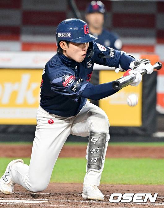 [OSEN=대전, 민경훈 기자] 3일 오후 대전한화생명볼파크에서 ‘2025 신한 SOL Bank KBO리그’ 한화 이글스와 롯데 자이언츠의 경기가 열렸다.홈팀 한화는 폰세를, 어웨이팀 롯데는 나균안을 선발로 내세웠다.7회초 무사 주자 1루 롯데 전민재가 희생번트를 시도하고 있다. 2025.04.03 / rumi@osen.co.kr