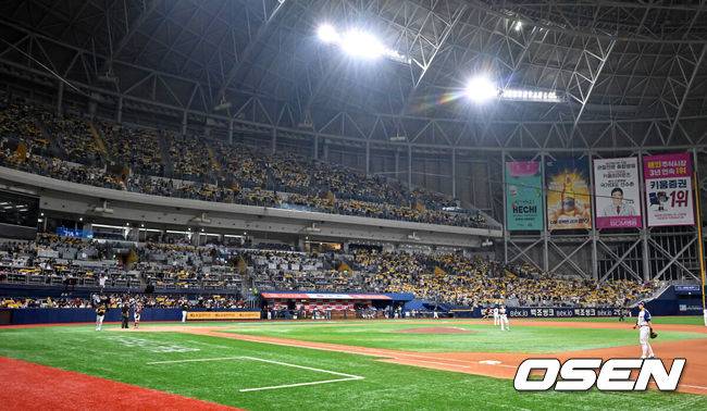 [OSEN=고척, 민경훈 기자] 24일 오후 서울 고척스카이돔에서 ‘2024 신한 SOL BANK KBO리그’ 키움 히어로즈와 LG 트윈스의 경기가 진행됐다.이날 키움은 김윤하를, LG는 엔스를 선발투수로 내세웠다.만원 관중들이 열띤 응원을 펼치고 있다. 2024.08.24 / rumi@osen.co.kr