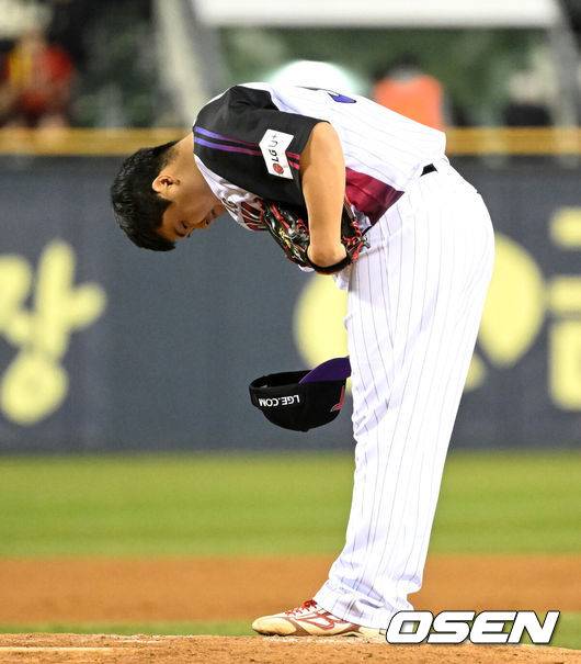 [OSEN=잠실, 이대선 기자] 4일 오후 서울 잠실야구장에서 2025 신한 SOL Bank KBO리그 LG 트윈스와 KIA 타이거즈의 경기가 열렸다.LG는 송승기, KIA는 양현종을 선발 투수로 내세웠다.8회초 무사에서 마운드에 오른 LG 장현식이 KIA 관중석을 향해 인사를 하고 있다. 2025.04.04 /sunday@osen.co.kr