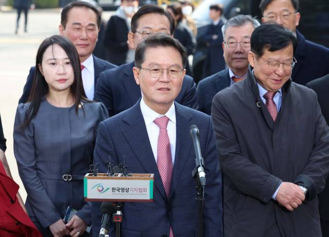 ▲윤석열 대통령의 탄핵심판 선고일인 4일 서울 종로구 헌법재판소에서 윤 대통령 측 대리인단 윤갑근 변호사가 심판정으로 들어서기에 앞서 발언하고 있다. ⓒ연합뉴스