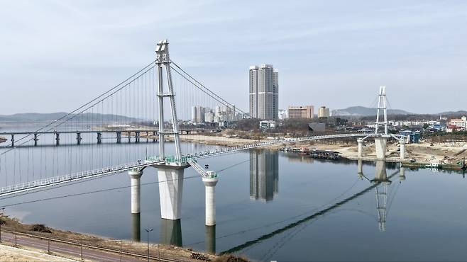 5월1일 정식 개통하는 여주 남한강 출렁다리 전경.&nbsp;여주시 제공.