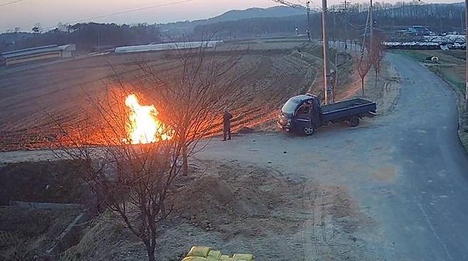 경기 이천시 장호원읍의 한 논에서 불법 소각이 이뤄지고 있다. 이천시 CCTV 통합관제센터 제공