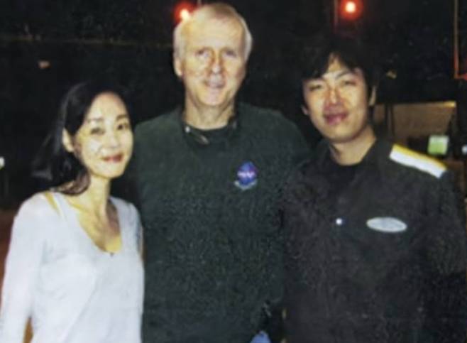 (왼쪽부터) 배우 김윤진, 제임스 카메론 감독, 박정혁 대표. SBS ‘한밤의 TV연예’ 방송 화면