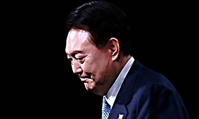 4일 헌법재판소가 윤석열 대통령 탄핵 사건에 대해 인용 선고를 했다. 탄핵 소추 111일, 변론 종결 38일 만이다. 사진은 2024년 3월 3차 민주주의 정상회의 장관급 회의 개회식에 참석한 윤 전 대통령. 연합뉴스