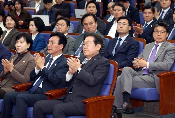 이재명 더불어민주당 대표를 비롯한 의원들이 4일 오후 서울 여의도 국회에서 열린 비상 의원총회에서 박수를 치고 있다. 뉴시스