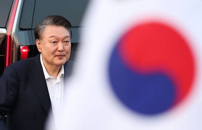 3월8일 서울구치소에서 석방된 윤석열 당시 대통령이 서울 한남동 관저 앞에 도착, 차량에서 내려 지지자들을 향해 인사하고 있다. ⓒ연합뉴스