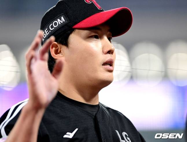 LG 임찬규가 3일 수원 KT전에서 역투하고 마운드를 내려오고 있다.