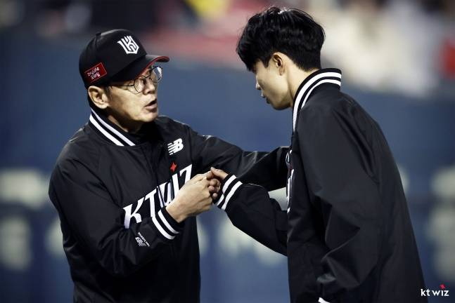 KT 이강철 감독(왼쪽)과 원상현. /사진=KT 위즈 제공