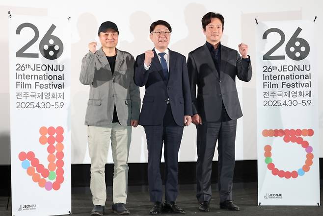 (서울=뉴스1) 권현진 기자 = 우범기 조직위원장(가운데)과 민성욱?정준호(오른쪽) 공동집행위원장이 1일 오후 서울 용산구 CGV용산아이파크몰에서 열린 제26회 전주국제영화제 상영작 발표 기자회견에서 포즈를 취하고 있다.  제26회 전주국제영화제는 올해도 '우리는 늘 선을 넘지'라는 슬로건과 함께 오는 30일부터 5월 9일까지 열흘간 전주 영화의 거리를 비롯해 전주시 일대에서 개최된다. 2025.4.1/뉴스1  Copyright (C) 뉴스1. All rights reserved. 무단 전재 및 재배포,  AI학습 이용 금지. /사진=(서울=뉴스1) 권현진 기자